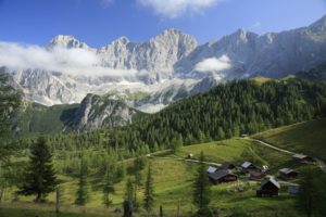 dachstein-mit-alm-im-vordergrund