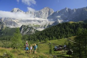 familie-mit-blick-auf-das-dachsteinmassiv