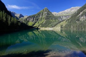 gebirgssee-blick-auf-berg