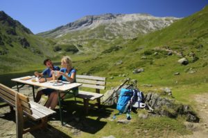 wanderer-essen-vor-einem-bergmassiv