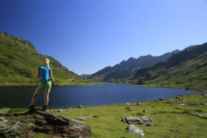 wanderin-blickt-ueber-einen-gebirgssee