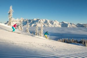 zwei-skifahrer-auf-der-piste